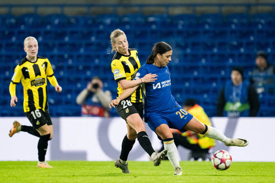 Anna Anvegård of Häcken and Sam Kerr of Chelsea
