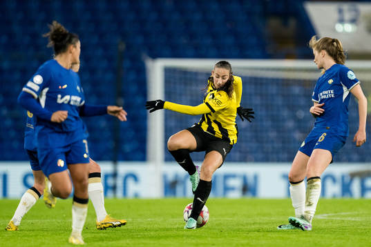 Rusul Rosa Kafaji of Häcken and Sjoeke Nusken of Chelsea
