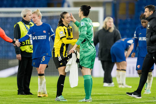 Rusul Rosa Kafaji of Häcken and goalkeeper Zecira Musovic