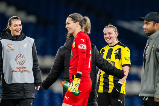 Johanna Fossdalsá Sørensen of Häcken celebrate