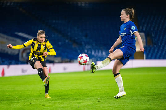 Katariina Kosola of Häcken and Niamh Charles of Chelsea
