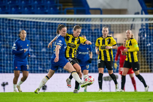 Niamh Charles of Chelsea and Anna Anvegård of Häcken