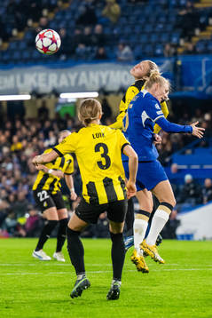 Elma Junttila Nelhage of Häcken and Sophie Ingle of Chelsea