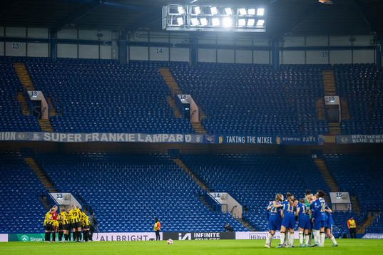 Players of Häcken and of Chelsea gather