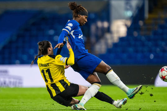 Clarissa Larisey of Häcken and Kadeisha Buchanan of Chelsea