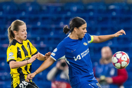 Anna Anvegård of Häcken and Sam Kerr of Chelsea
