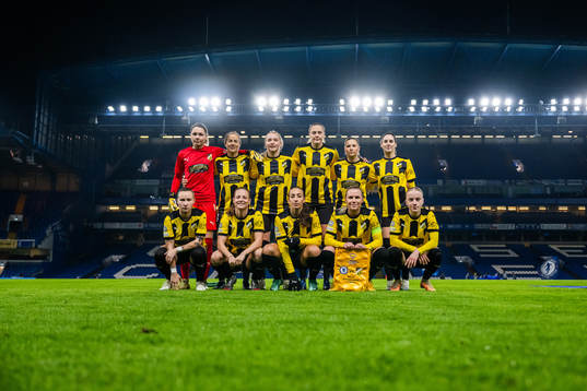 The starting eleven of Häcken pose for a picture