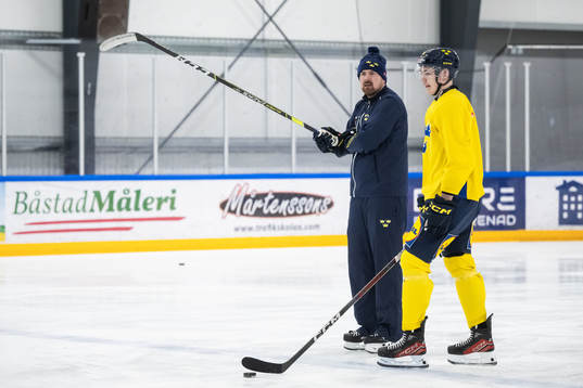 Assistant coach Gereon Dahlgren and Anton Wahlberg of the