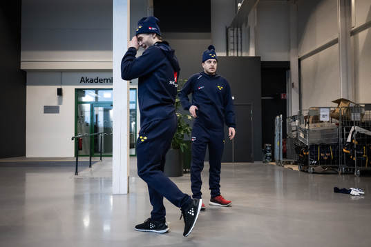 Isac Born and goaltender Hugo Hävelid of the Swedish