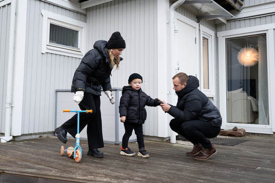 Elin Rubensson med familj i samband med att hon tilldelas