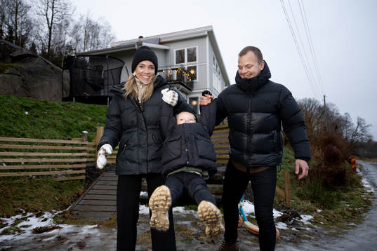 Elin Rubensson med familj i samband med att hon tilldelas