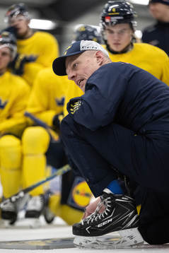 Head coach Magnus Hävelid of the Swedish under-20 national