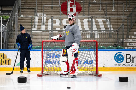 Goaltender coach Viktor Alm and goaltender Kevin Reidler of