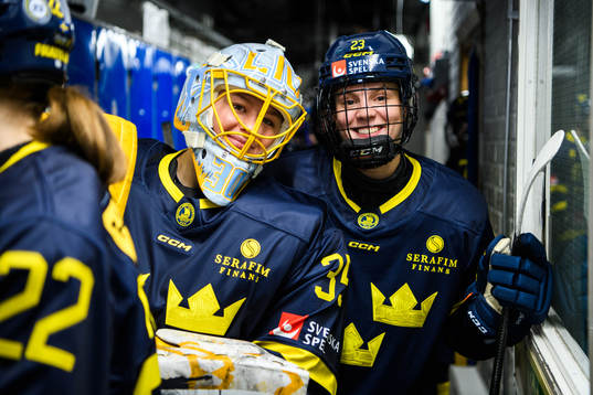 Sveriges målvakt Tindra Holm och Thea Johansson