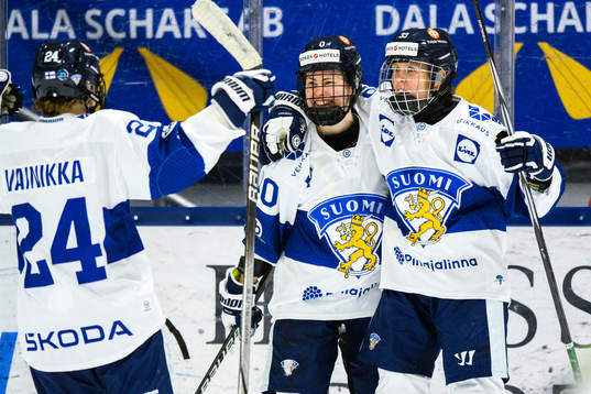 Finlands Noora Tulus jublar med lagkamrater