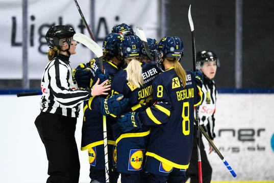 Sveriges Lina Ljungblom (ej i bild) jublar med lagkamrater
