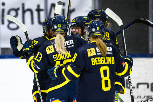 Sveriges Lina Ljungblom jublar med lagkamrater