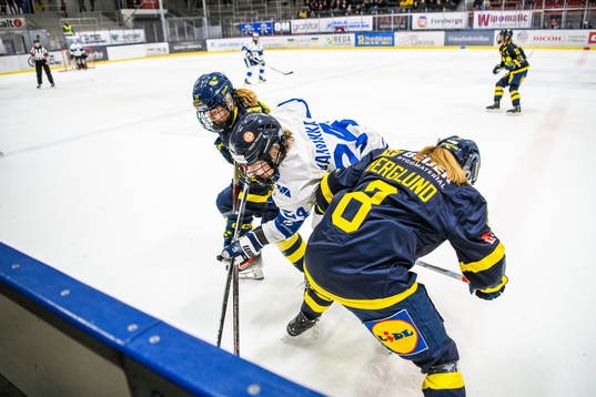 Sveriges Sofie Lundin, Finlands Viivi Vainikka och Sveriges