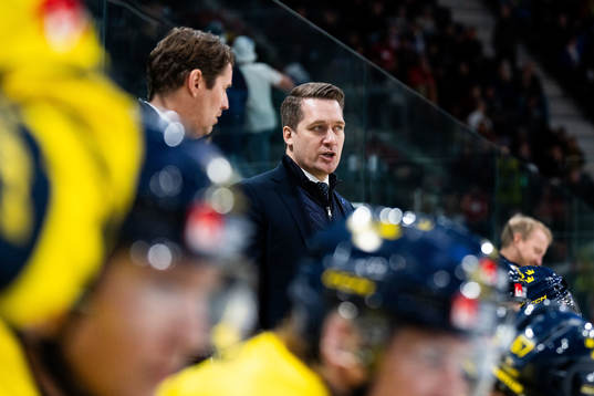 Head coach Sam Hallam of Sweden in the ice hockey game