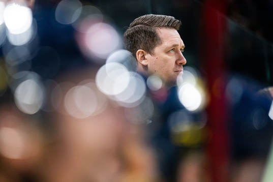 Head coach Sam Hallam of Sweden in the ice hockey game