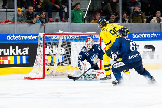Jacob de la Rose of Sweden scores 1-2 behind goaltender