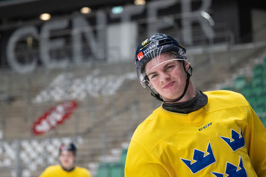 Oskar Pettersson of the Swedish under-20 national ice