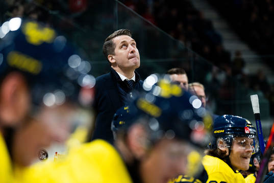 Head coach Sam Hallam of Sweden in the ice hockey game