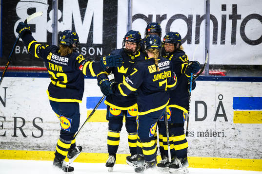 Sveriges Lina Ljungblom jublar med lagkamrater