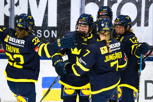 Sveriges Lina Ljungblom jublar med lagkamrater