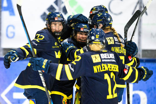 Sveriges Lina Ljungblom jublar med lagkamrater