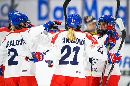 Tjeckiens Tereza Vanisova jublar med lagkamrater