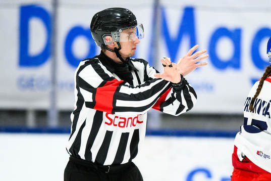 Domare Markus Yngvesson gör tecknet för slashing