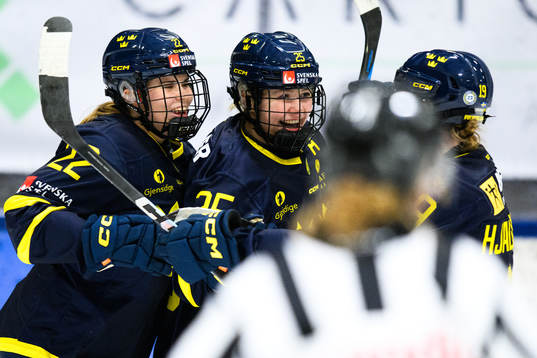 Sveriges Lina Ljungblom jublar med lagkamrater