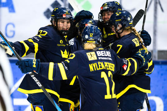 Sveriges Lina Ljungblom (ej i bild) jublar med lagkamrater
