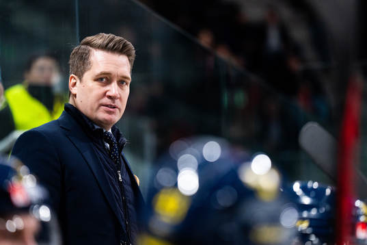 Head coach Sam Hallam of Sweden in the ice hockey game