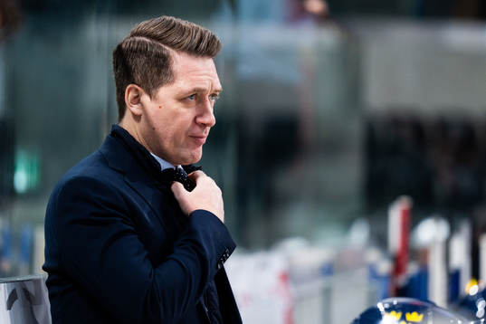 Head coach Sam Hallam of Sweden in the ice hockey game