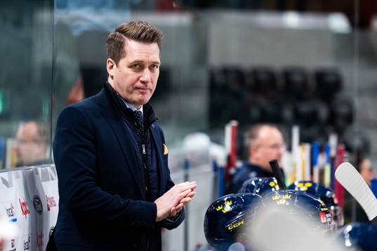 Head coach Sam Hallam of Sweden in the ice hockey game