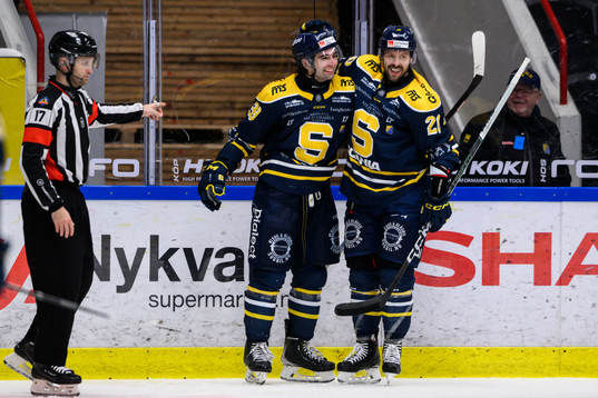 Södertäljes Stelio Mattheos och Marcus Eriksson jublar