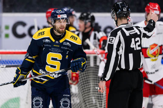 Södertäljes Olli Vainio reagerar