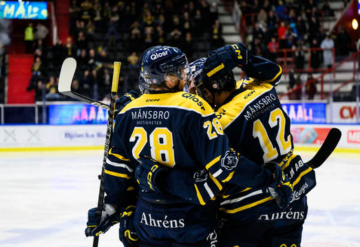 Södertäljes Viktor Liljegren jublar med lagkamrater
