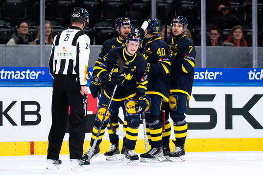 Pontus Andreasson of Sweden celebrate with team mates