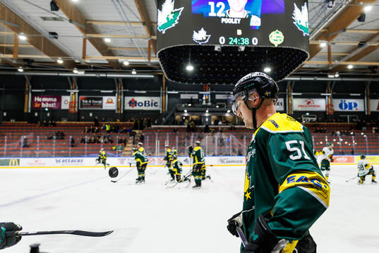 Östersunds Alexander Anderberg infö ishockeymatchen i