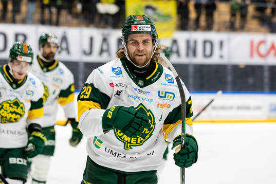 Björklövens Alexander Wiklund jublar