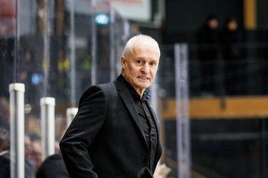 Östersunds huvudtränare Roger Forsberg deppar