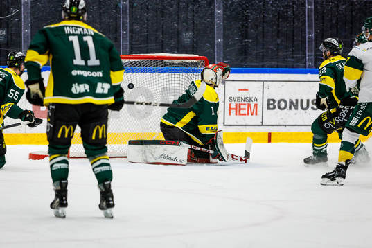Björklövens Malte Sjögren (ej i bild) gör 3-7 bakom