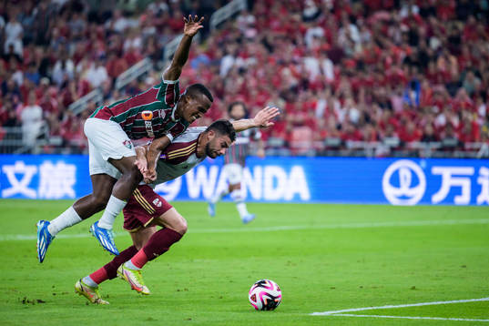 Jhon Arias of Fluminense and Yasser Ibrahim of Al Ahly