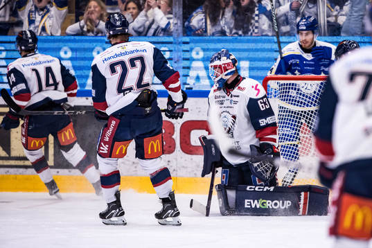 Linköpings målvakt Marcus Högberg deppar