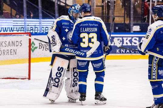 Leksands målvakt Filip Larsson jublar