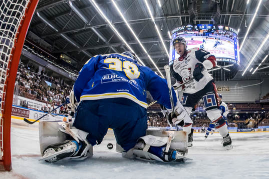 Linköpings Patrick Russell framför Leksands målvakt