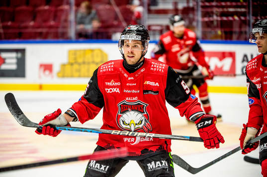Malmö Redhawks Emil Forslund värmer upp innan